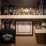 ...delle bottiglie di whisky poggiate su una mensola. In America infatti durante l�epoca del proibizionismo l�alcol veniva venduto clandestinamente proprio all�interno delle botteghe dei barbieri